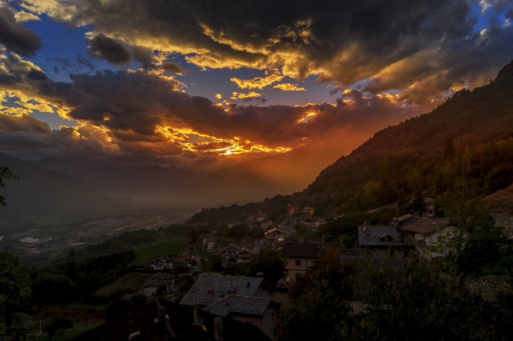 Panorama di Aosta al tramonto di sera