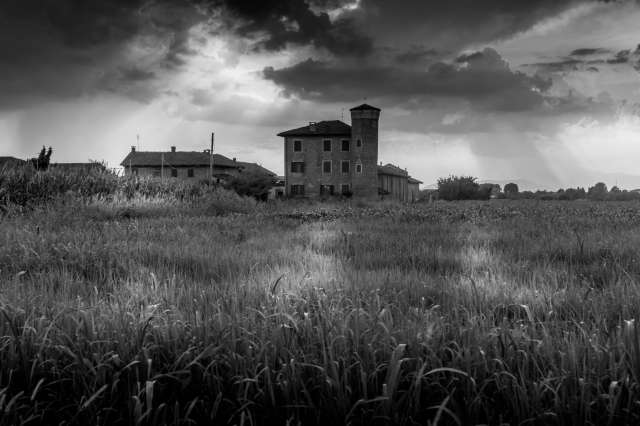 Cascina nelle campagne di Cuneo al tramonto in bianco e nero
