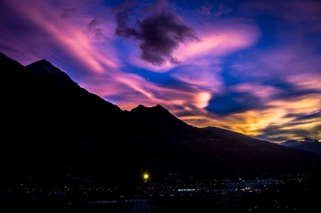 silhouette di montagna la tramonto