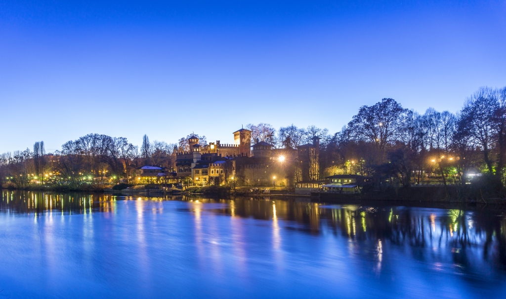 Castello del Valentino di Torino e fiume po all'ora blu