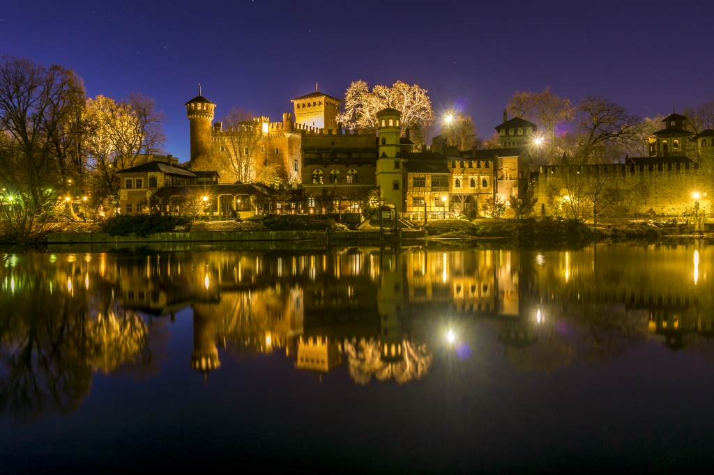Castello del Valentino di Torino e fiume po di notte