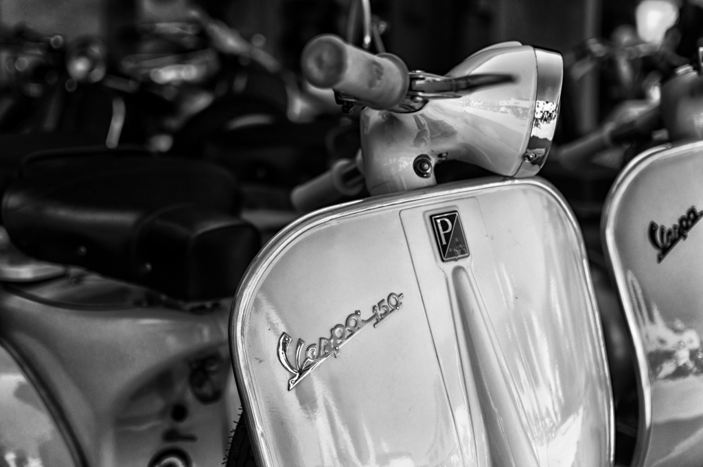 vecchia vespa 150 in bianco e nero