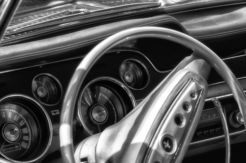 cruscotto vecchia auto americana mustang in bianco e nero