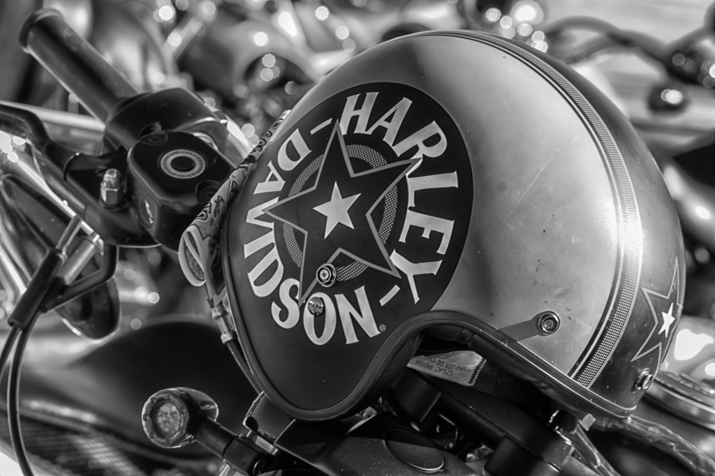 casco con  logo harley davidson bianco e nero