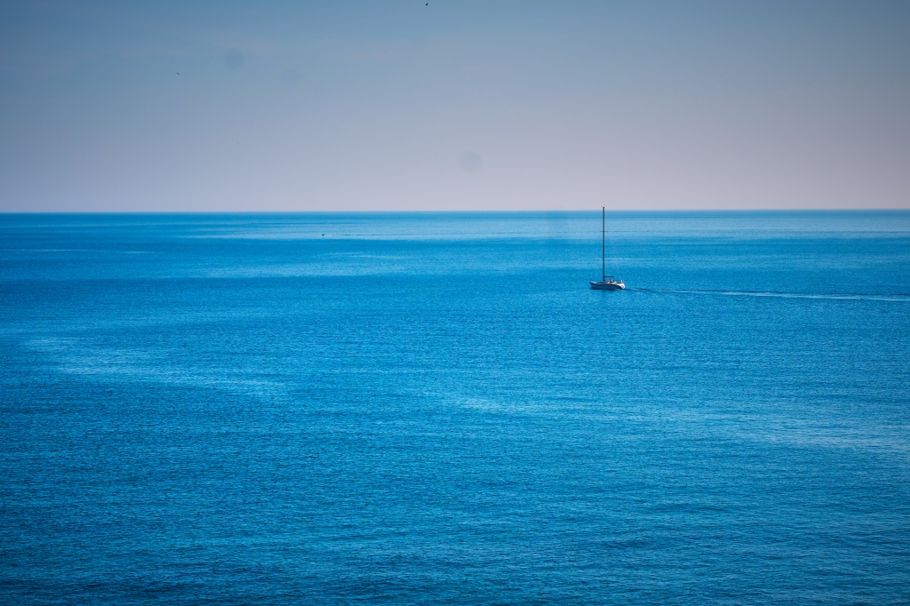 una barca in mezzo al mare
