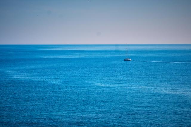 una barca in mezzo al mare