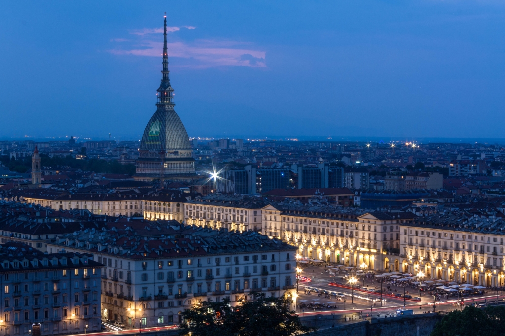 La Mole e piazza Vittorio all'ora blu