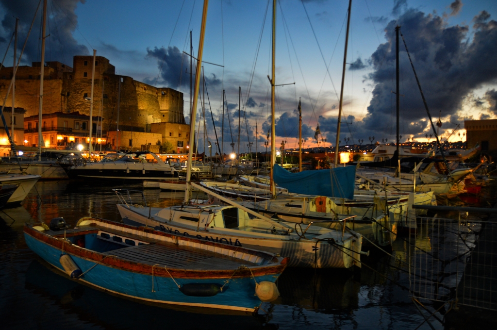 Il tramonto colora la città di Napoli