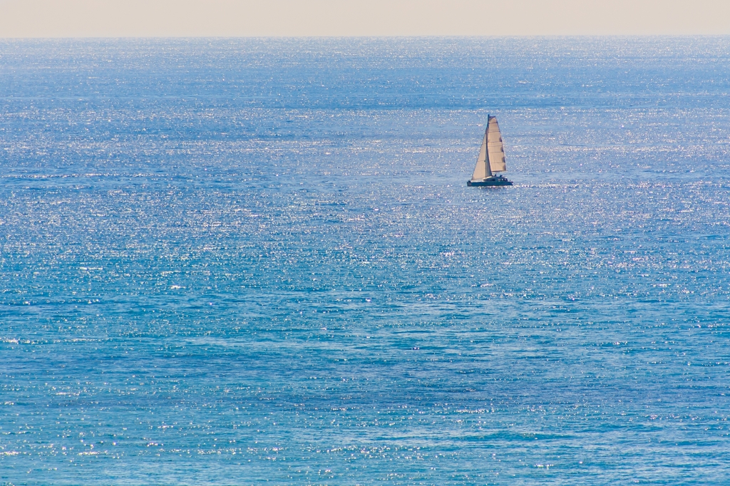 Una barca a vela nel mar Tirreno, Italia