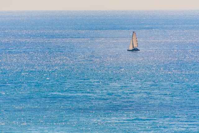 Una barca a vela nel mar Tirreno, Italia