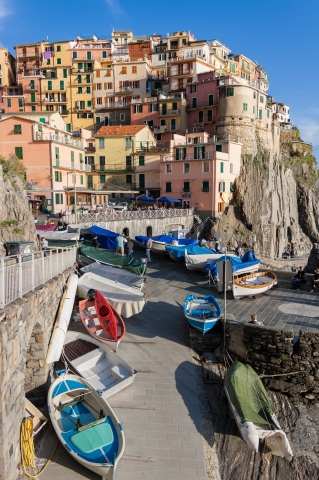 Manarola, Cinque Terre, con barche e persone