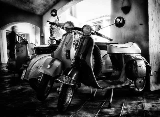 vecchie vespe piaggio in bianco e nero