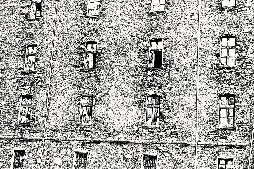 Facciata di palazzo con finestre.
