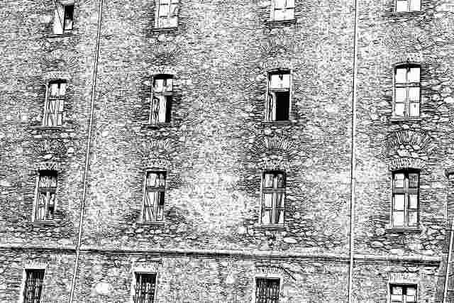 Facciata di palazzo con finestre.