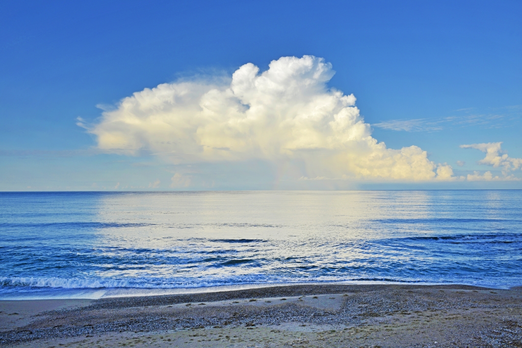 Paesaggio di mare con grande nuvola.