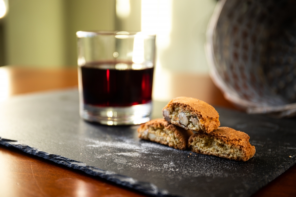 Cantucci e vino