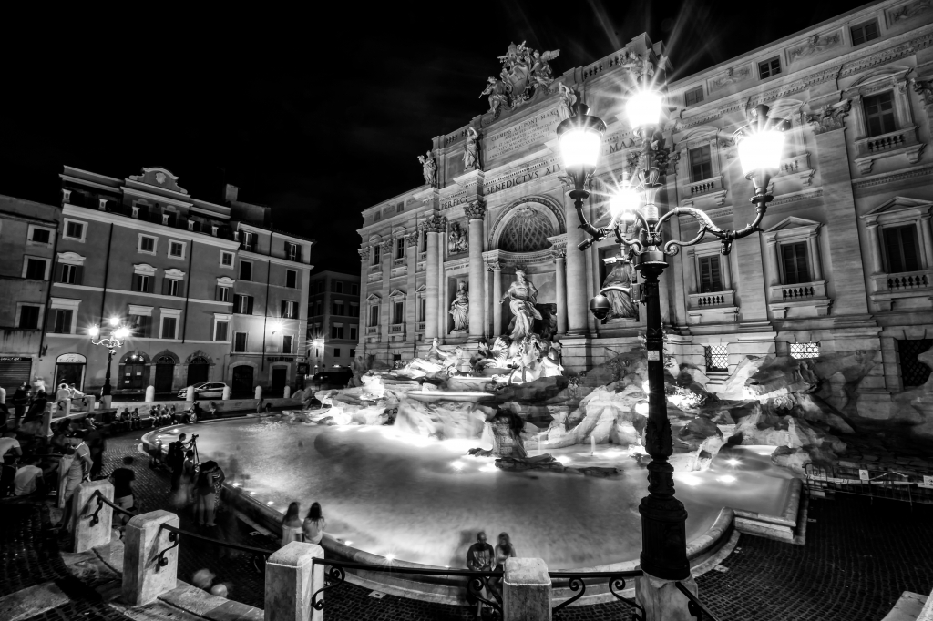 Fontana di Trevi in notturno