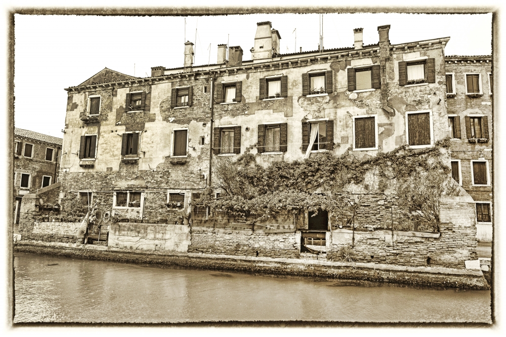 Venezia, vecchia palazzina, bianco e nero.