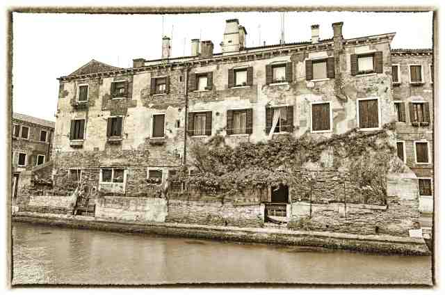 Venezia, vecchia palazzina, bianco e nero.