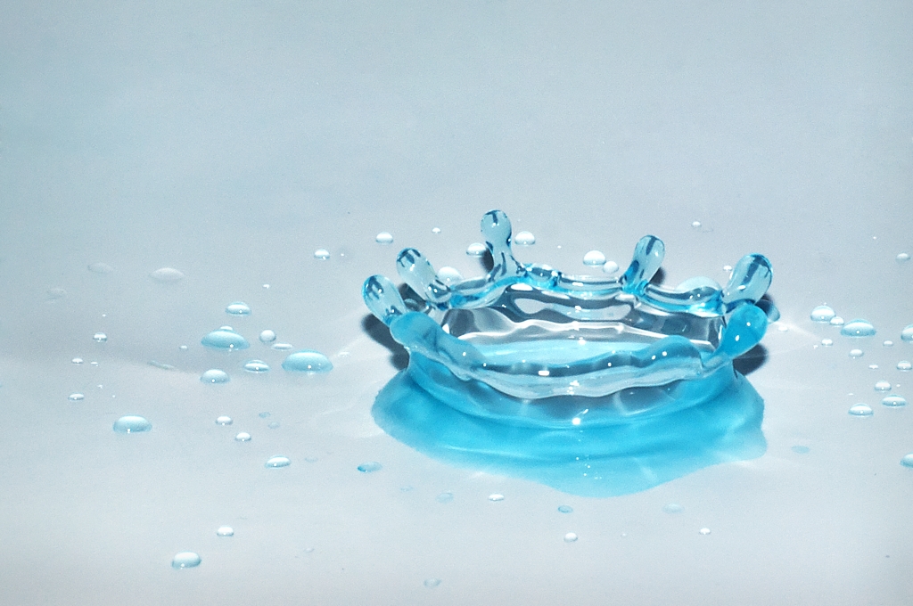splash di goccia d'acqua azzurra