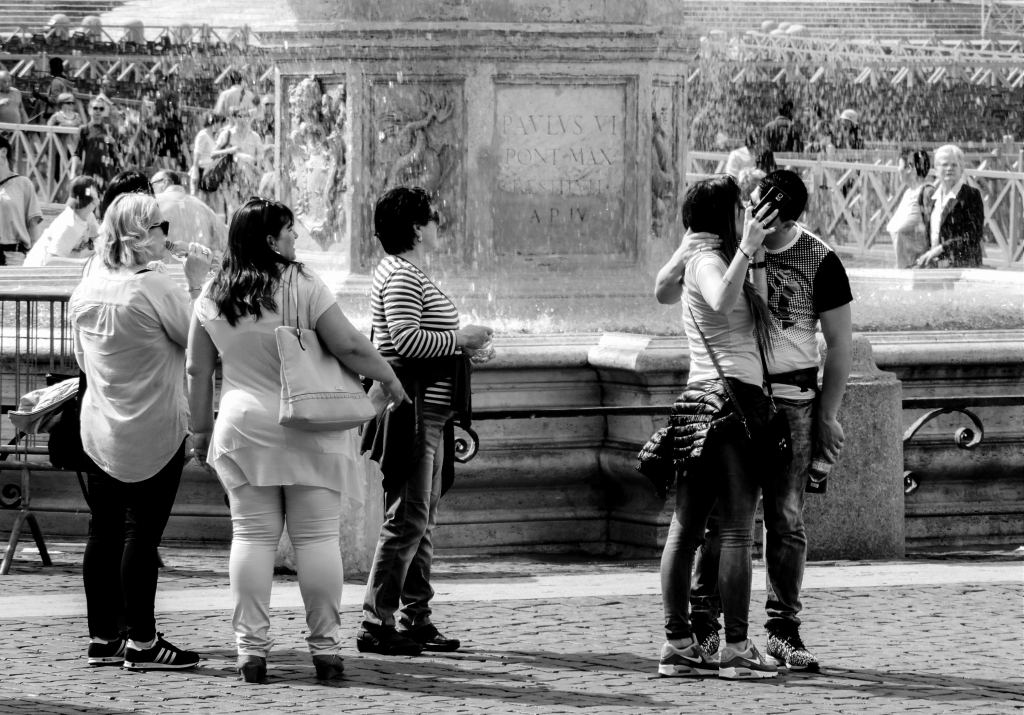 Selfie e bacio in Piazza San Pietro, Roma
