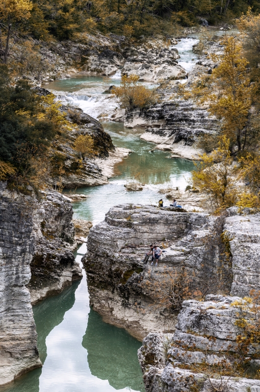 Rocce a picco sul fiume