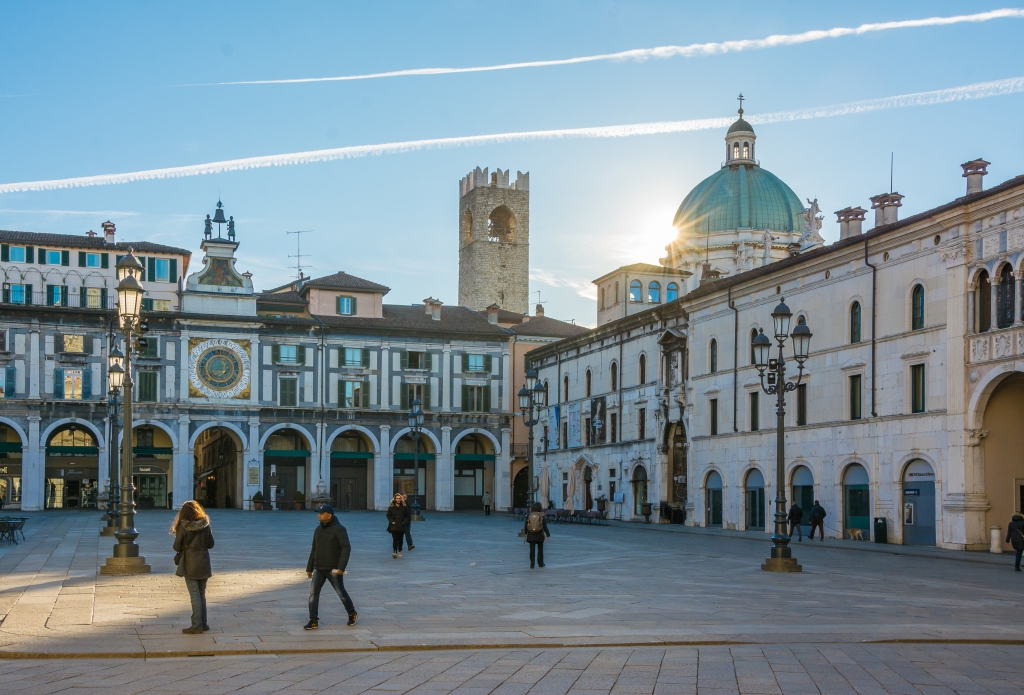 BRESCIA - PRIMO RAGGIO DI SOLE IN PIAZZA DELLA LOGGIA