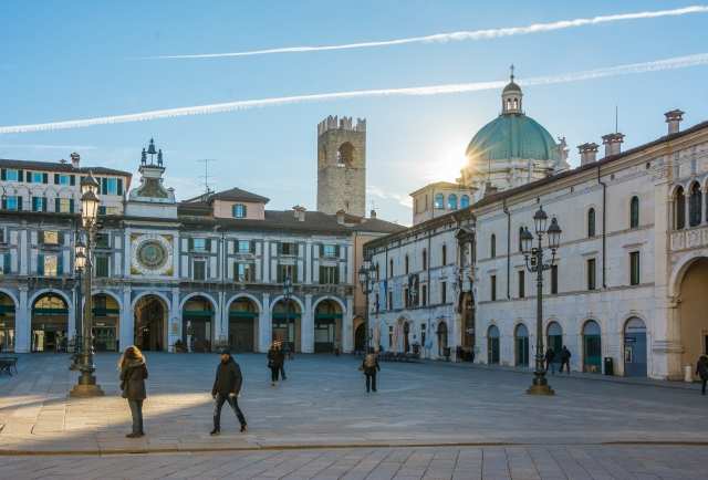 BRESCIA - PRIMO RAGGIO DI SOLE IN PIAZZA DELLA LOGGIA