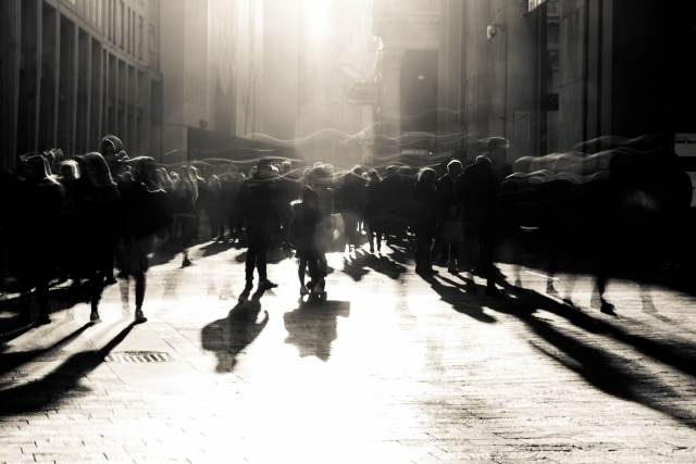 Folla per le vie di Milano