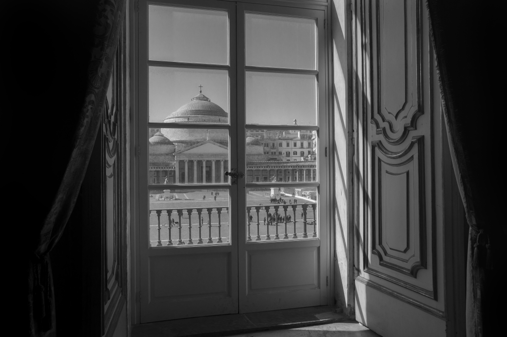 Una finestra su Piazza del Plebiscito