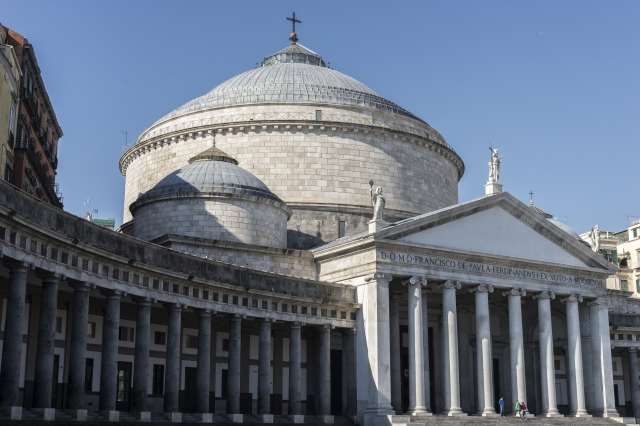 Basilica a Piazza del Plebiscito