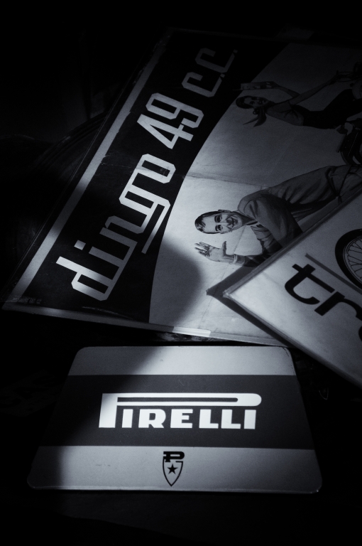 antica pubblicità gomme pirelli in bianco e nero