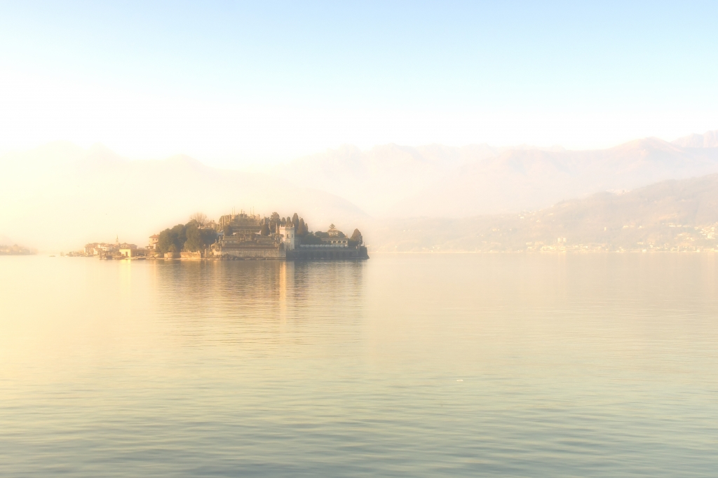 Foschia sul lago Maggiore