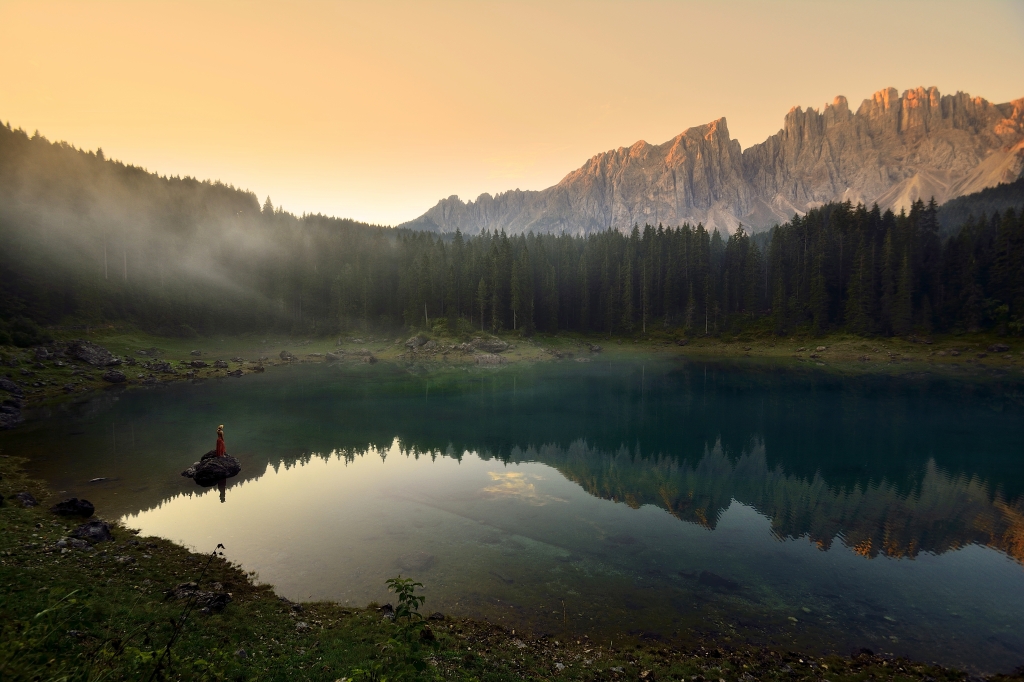 La ragazza del lago. Riflessi sul Lago di Carezza