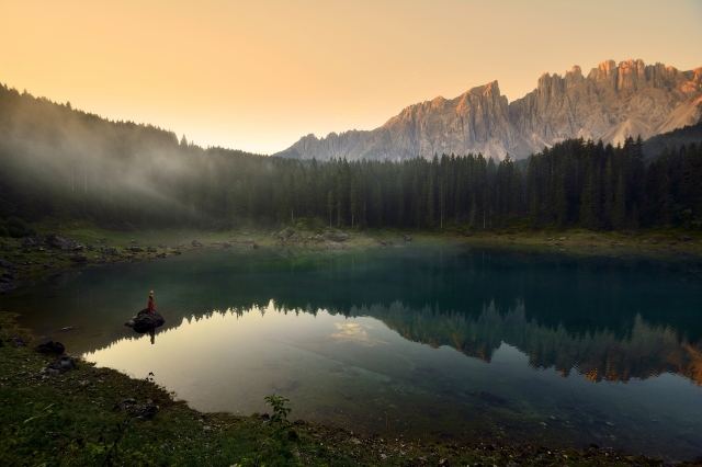 La ragazza del lago. Riflessi sul Lago di Carezza