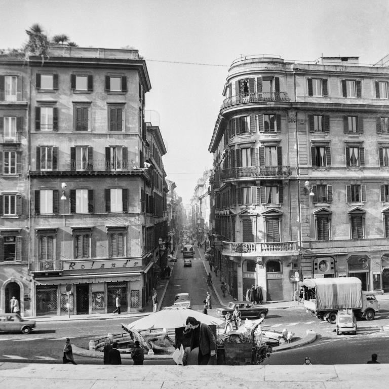 Via Condotti e la Barcaccia, a Roma, quarant'anni fa