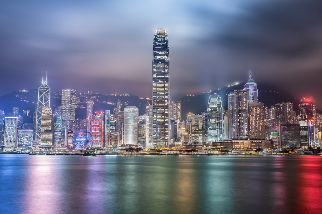 Lo skyline di Hong Kong risplende nella notte