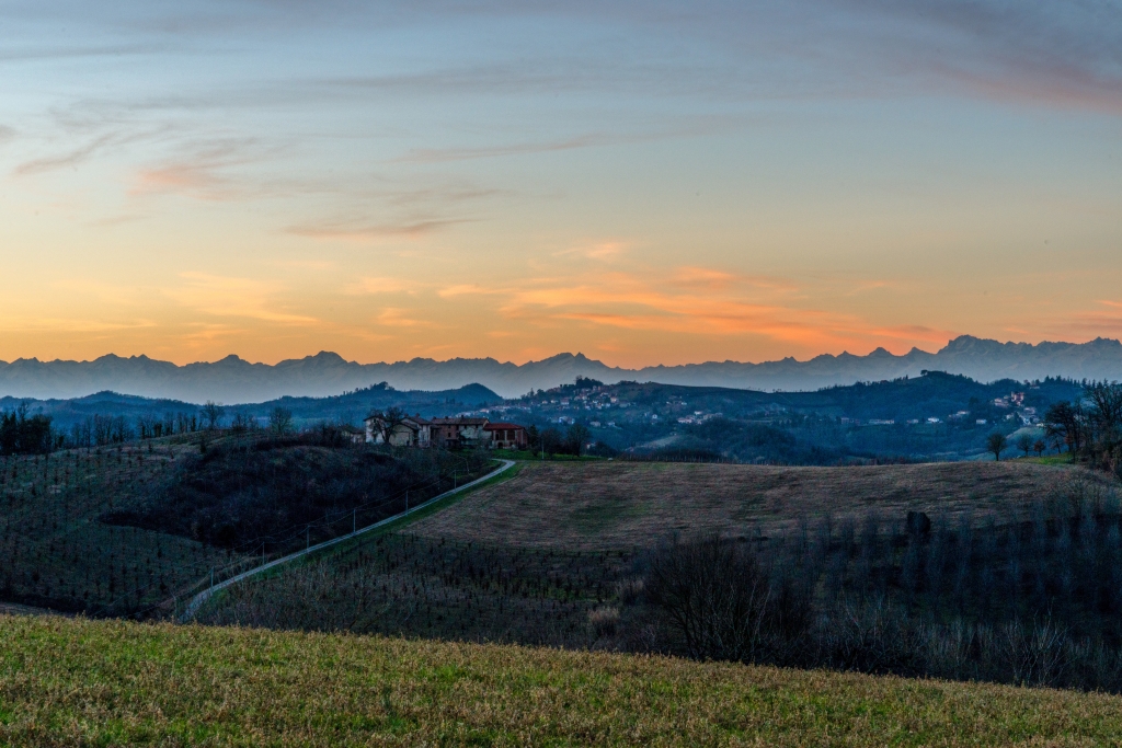Tramonto sulle colline del Monferrato in inverno