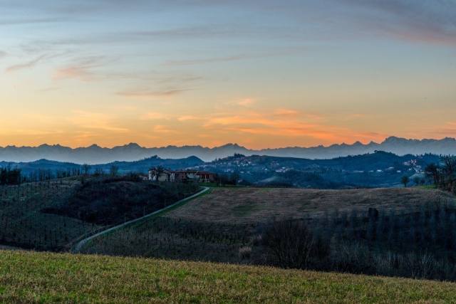 Tramonto sulle colline del Monferrato in inverno