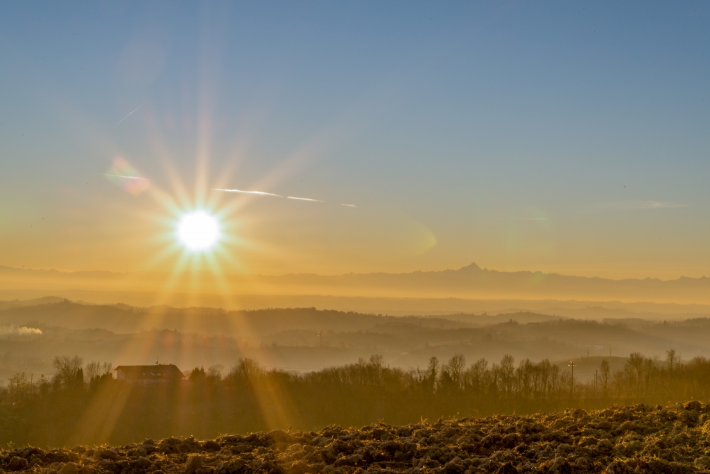 Sole al tramonto sulle colline del Monferrato in inverno