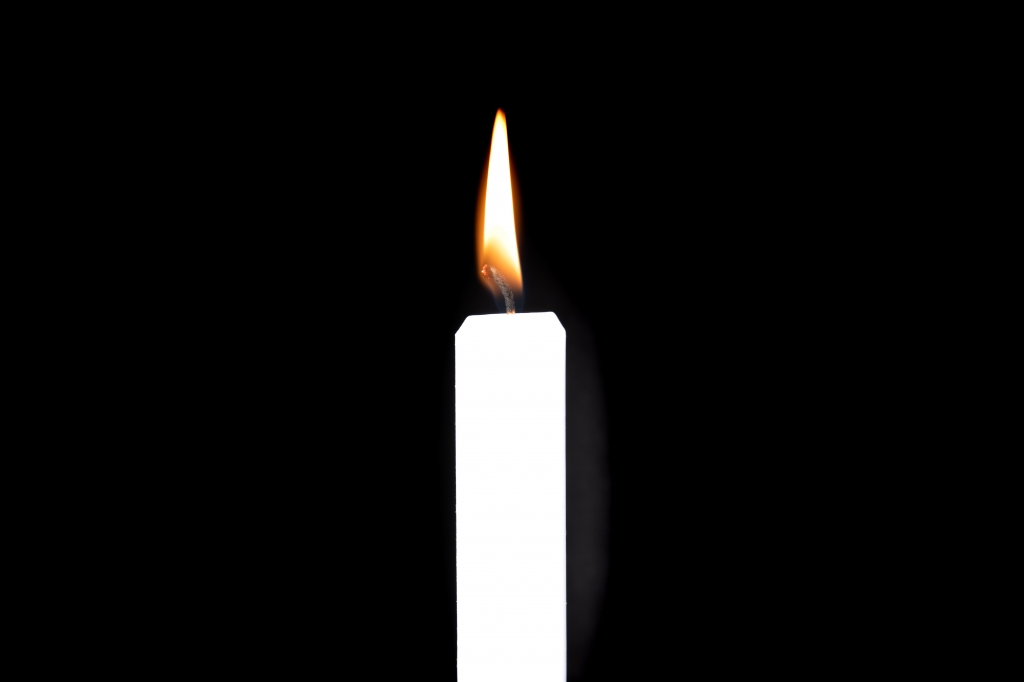 Candela bianca su sfondo nero