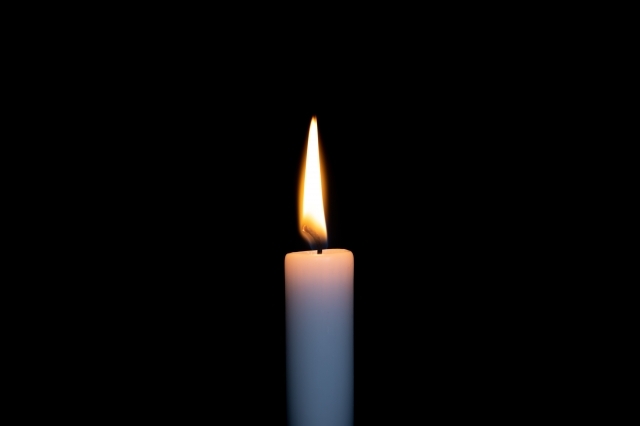Candela bianca su sfondo nero