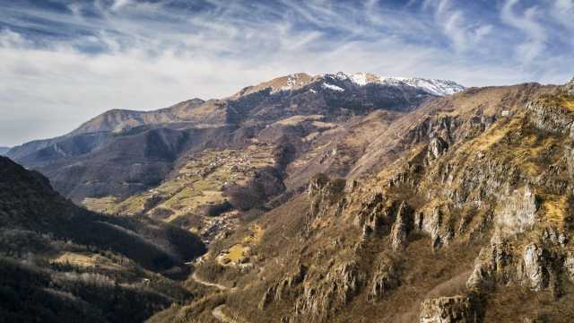vista aerea di montagna innevata e vallata in autunno