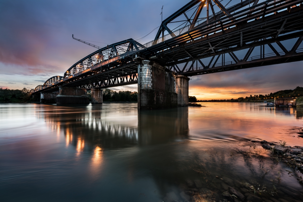 Il ponte, il fiume, il tramonto