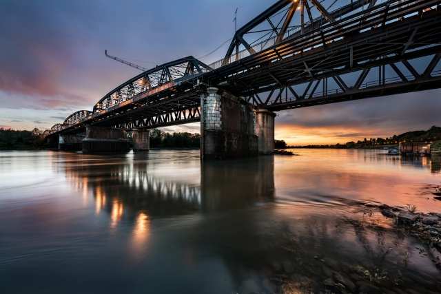 Il ponte, il fiume, il tramonto