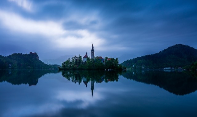 Nuvole all'alba sul lago di Bled