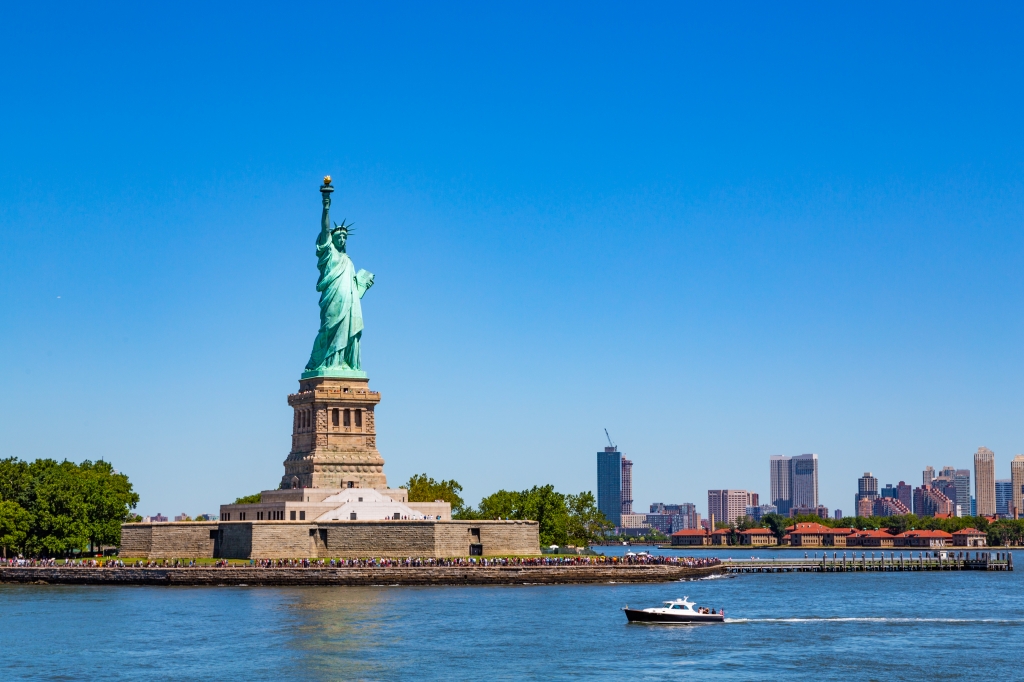 La statua della libertà vista da un traghetto - New York