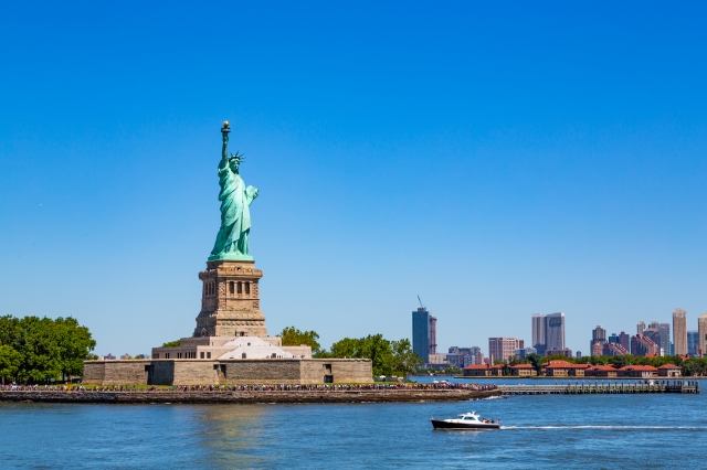 La statua della libertà vista da un traghetto - New York