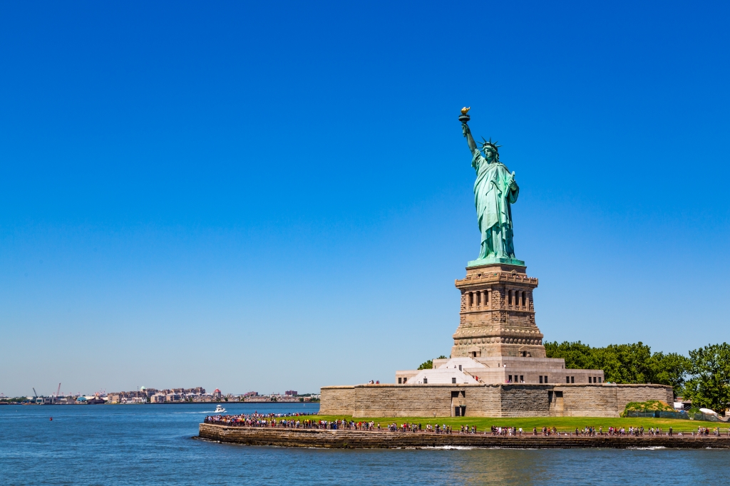 La statua della libertà vista da un traghetto - New York
