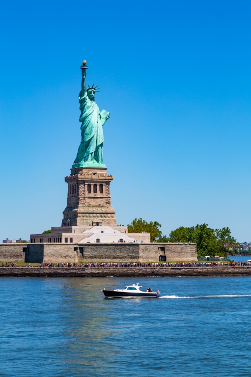 La statua della libertà vista da un traghetto - New York